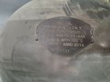 un gros plan d'un objet métallique sur lequel est apposée une plaque