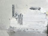 un tableau représentant un homme debout devant un mur blanc