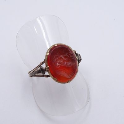 l'image d'une bague contenant une pierre rouge