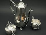 service à thé plaqué argent avec tasses et soucoupes assorties