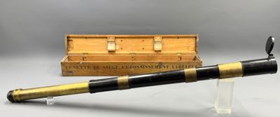 une pipe posée sur un support à côté d'une boîte
