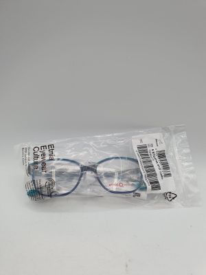 un gros plan sur une paire de lunettes dans un sac en plastique