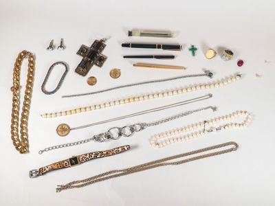 plusieurs types de colliers et de bracelets différents disposés sur une table