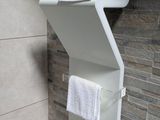 un porte-serviettes avec des serviettes accrochées dessus dans une salle de bains