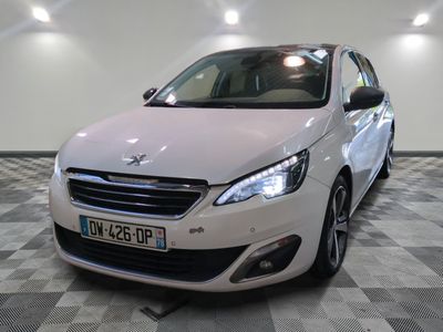 la petite voiture blanche est garée dans le garage sur un sol en damier