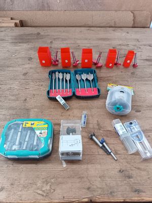 une table sur laquelle se trouvent de nombreux objets, notamment un couteau, une fourchette, une cuillère et d'autres objets