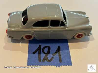 une voiture jouet posée sur une table
