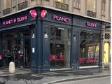 une devanture de magasin sur laquelle est accrochée une enseigne rose