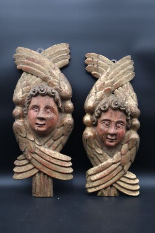 Deux visages en appliques en bois sculpté, doré et polychrome. H ...