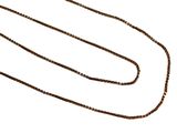 un long collier avec une chaîne dorée sur fond blanc