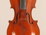 un vieux violon avec un archet sur fond blanc