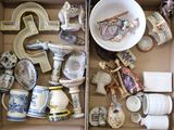 une boîte contenant de nombreux types de vaisselle en porcelaine