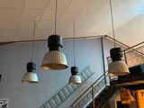 trois lampes suspendues au plafond au-dessus d'une table de salle à manger
