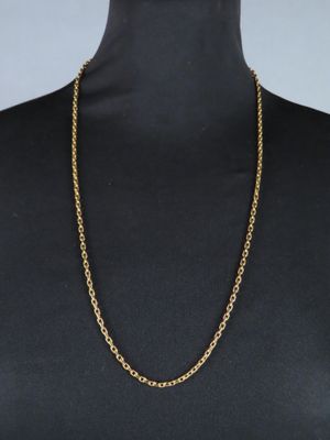 un collier à chaîne en or sur un mannequin mannequin mannequin mannequin mannequin mannequin mannequin mannequin mannequin mannequin