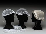 trois têtes de mannequin ornées de voiles et de dentelle
