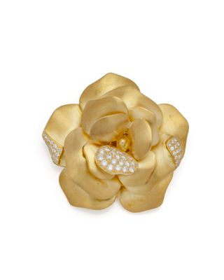 une broche en forme de fleur en or et diamants