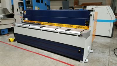 une image représentant une grande machine installée dans une pièce
