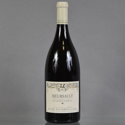 une bouteille de vin posée sur une table à côté d'un verre