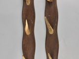 deux morceaux de bois recouverts de peinture dorée, posés l'un à côté de l'autre
