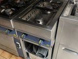 une cuisine équipée d'une cuisinière, d'un four et d'un lave-vaisselle