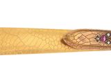un petit objet en bois orné d'un motif