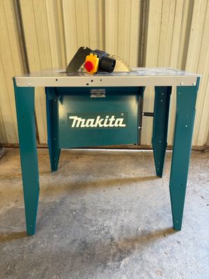 gros plan d'une machine sur une table dans un garage