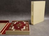 deux boîtes posées l'une à côté de l'autre sur une table