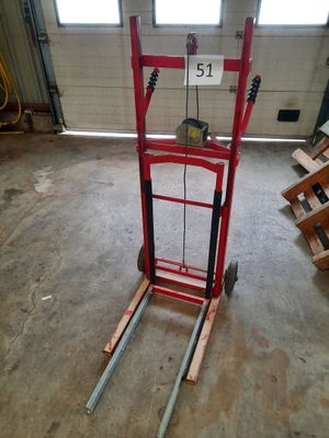 un diable rouge portant un numéro, dans un garage