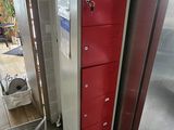 une photo d'un réfrigérateur dans une cuisine, avec une porte rouge