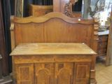 un lit en bois surmonté d'un miroir