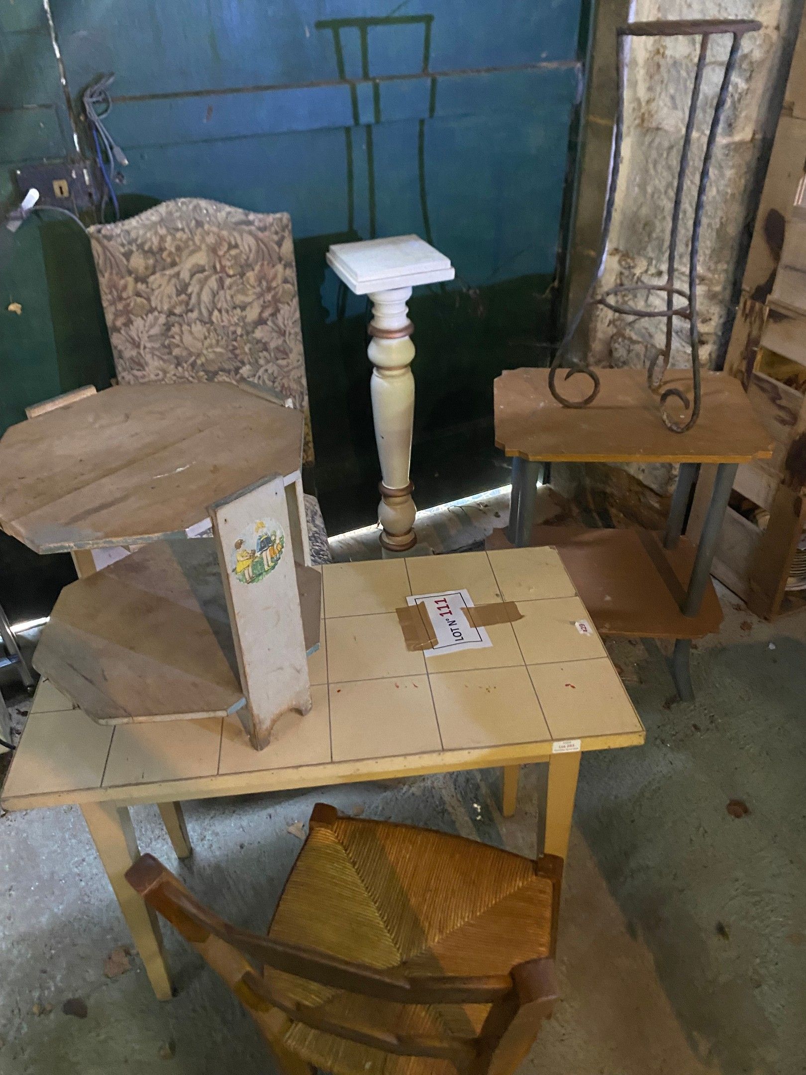 Lot varia de petits mobiliers divers, d’époques fin XIXeme et XXeme et de différentes matières, comprenant : petite t...