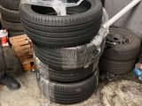 des pneus empilés les uns sur les autres dans un garage