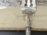 une fourchette et un couteau posés sur une table devant un mur