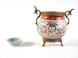 un vase et un bol posés sur une table