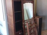 une armoire en bois surmontée d'un miroir