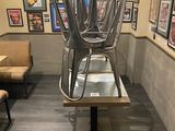 de nombreuses chaises posées sur une table dans un restaurant