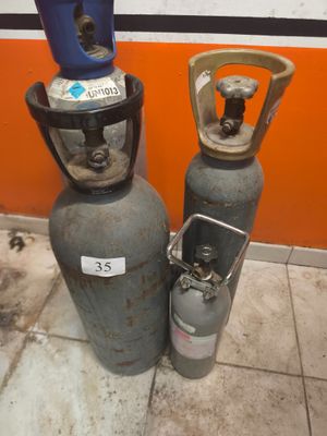 deux bouteilles de gaz propane posées l'une à côté de l'autre sur le sol