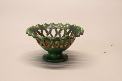 un petit bol vert posé sur une table