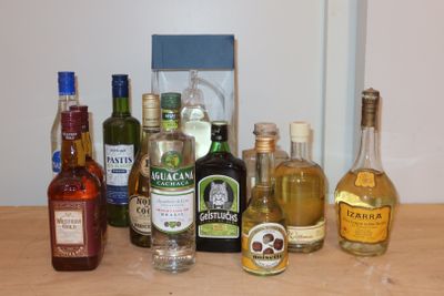 de nombreux types de bouteilles d'alcool sur la table