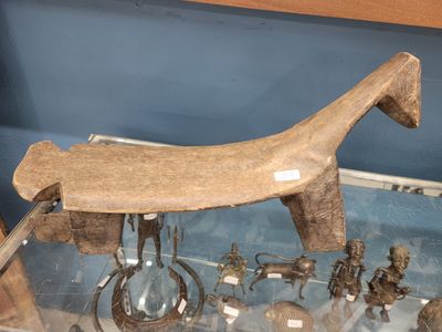 Tabouret en bois dur à patine sombre, tripode, à l’assise in…