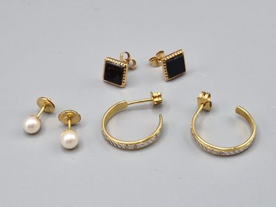 trois paires de boucles d'oreilles et une bague