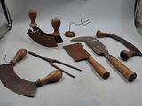un grand nombre d'outils posés sur une table