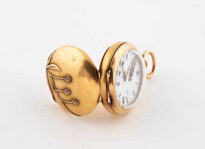 gros plan d'une montre de poche sur une surface blanche