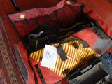 un bagage qui se trouve dans le coffre d'une voiture
