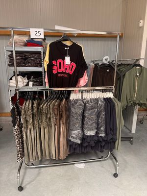 un portemanteau rempli de vêtements dans un magasin de vêtements