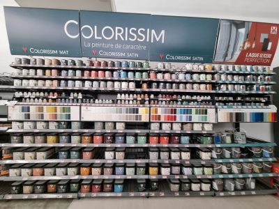 de nombreuses couleurs de peinture différentes sur les rayons du magasin