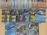 beaucoup de cartes pokemon sur la table