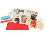un grand nombre de livres posés sur une table
