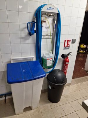 une poubelle bleue à côté d'une poubelle bleue et d'une poubelle blanche