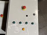 une boîte blanche sur laquelle se trouvent plusieurs boutons colorés